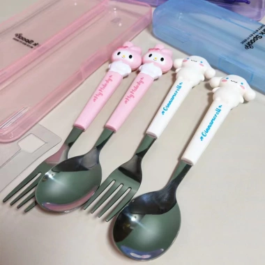 Bộ Đũa Thìa Nĩa Inox Kuromi, Kitty, Cún Trắng - Hộp Đựng Tiện Lợi, Giá 22.000₫