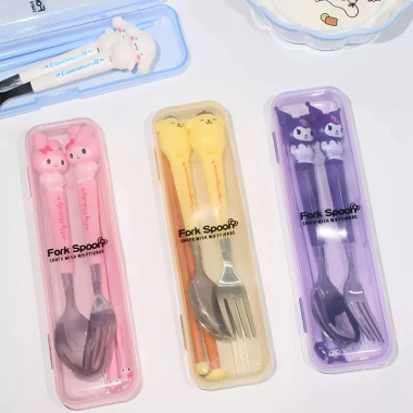 Bộ Đũa Thìa Nĩa Inox Kuromi, Kitty, Cún Trắng - Hộp Đựng Tiện Lợi, Giá 22.000₫