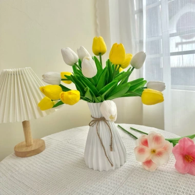 Bó hoa tulip 20 bông và bình nhựa BÓ MẠ - Trang trí nhà, decor chụp ảnh, giá ưu
