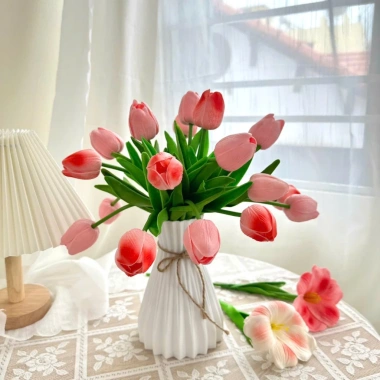 Bó hoa tulip 20 bông và bình nhựa BÓ MẠ - Trang trí nhà, decor chụp ảnh, giá ưu