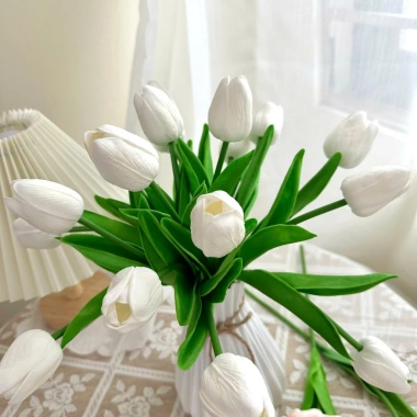 Bó hoa tulip 20 bông và bình nhựa BÓ MẠ - Trang trí nhà, decor chụp ảnh, giá ưu
