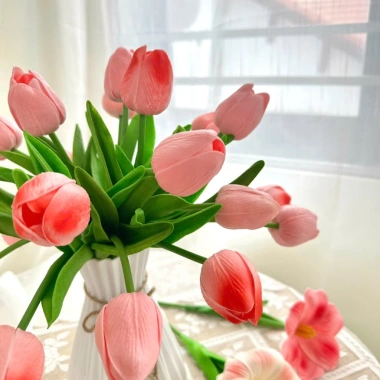 Bó hoa tulip 20 bông và bình nhựa BÓ MẠ - Trang trí nhà, decor chụp ảnh, giá ưu 7 Bó hoa tulip 20 bông và bình nhựa BÓ MẠ - Trang trí nhà, decor chụp ảnh, giá ưu 7