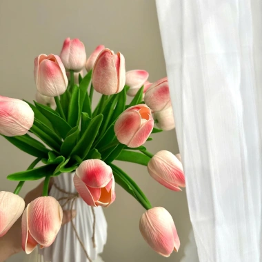 Bó hoa tulip 20 bông và bình nhựa BÓ MẠ - Trang trí nhà, decor chụp ảnh, giá ưu 9 Bó hoa tulip 20 bông và bình nhựa BÓ MẠ - Trang trí nhà, decor chụp ảnh, giá ưu 9