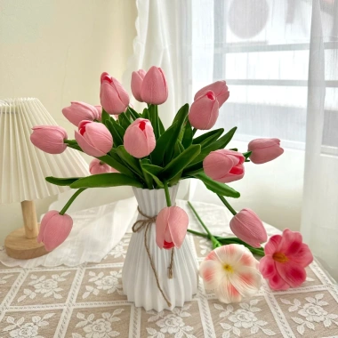 Bó hoa tulip 20 bông và bình nhựa BÓ MẠ - Trang trí nhà, decor chụp ảnh, giá ưu
