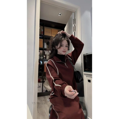 Bộ nỉ nữ thu đông áo sweater croptop cổ polo và chân váy suông dài đỏ line trắng Fizano HCOM3.640