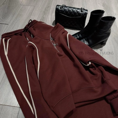 Bộ nỉ nữ thu đông áo sweater croptop cổ polo và chân váy suông dài đỏ line trắng Fizano HCOM3.640