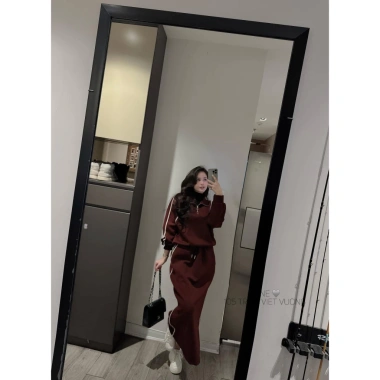 Bộ nỉ nữ thu đông áo sweater croptop cổ polo và chân váy suông dài đỏ line trắng Fizano HCOM3.640