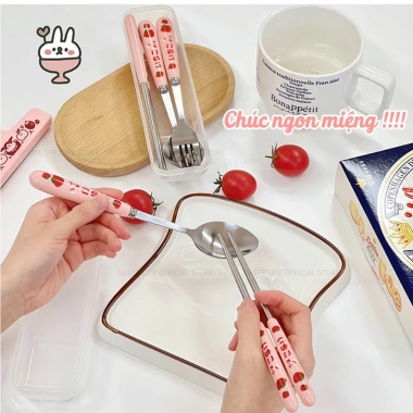 Bộ thìa đũa dĩa Sweetlife inox, hộp đựng văn phòng, họa tiết dâu tây - 36.000₫ 2