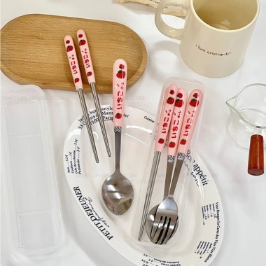 Bộ thìa đũa dĩa Sweetlife inox, hộp đựng văn phòng, họa tiết dâu tây - 36.000₫ 3