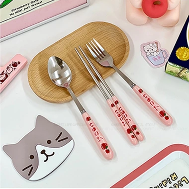 Bộ thìa đũa dĩa Sweetlife inox, hộp đựng văn phòng, họa tiết dâu tây - 36.000₫ 5