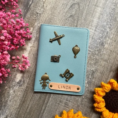 Bọc hộ chiếu xanh lam nhạt khắc tên, charm retro ghép thành tên độc đáo - 109.000₫ 3 Bọc hộ chiếu xanh lam nhạt khắc tên, charm retro ghép thành tên độc đáo - 109.000₫ 3