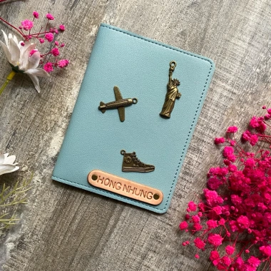 Bọc hộ chiếu xanh lam nhạt khắc tên, charm retro ghép thành tên độc đáo - 109.000₫ 5 Bọc hộ chiếu xanh lam nhạt khắc tên, charm retro ghép thành tên độc đáo - 109.000₫ 5