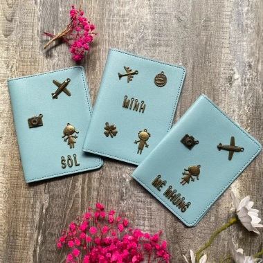 Bọc hộ chiếu xanh lam nhạt khắc tên, charm retro ghép thành tên độc đáo - 109.000₫