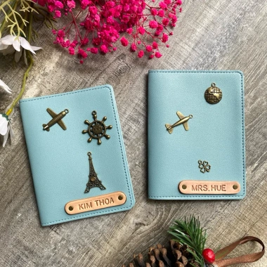 Bọc hộ chiếu xanh lam nhạt khắc tên, charm retro ghép thành tên độc đáo - 109.000₫