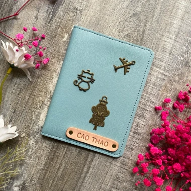 Bọc hộ chiếu xanh lam nhạt khắc tên, charm retro ghép thành tên độc đáo - 109.000₫