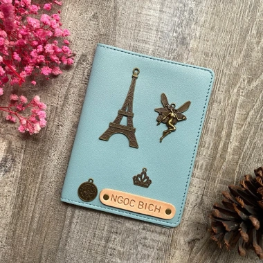 Bọc hộ chiếu xanh lam nhạt khắc tên, charm retro ghép thành tên độc đáo - 109.000₫ 10 Bọc hộ chiếu xanh lam nhạt khắc tên, charm retro ghép thành tên độc đáo - 109.000₫ 10