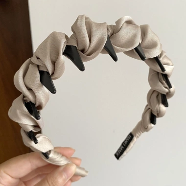 Bờm Băng Đô Răng Sóng Đen Nâu - Be Phủ Satin Phong Cách Hàn Quốc Mẫu Mới 15.000₫ 10 Bờm Băng Đô Răng Sóng Đen Nâu - Be Phủ Satin Phong Cách Hàn Quốc Mẫu Mới 15.000₫ 10
