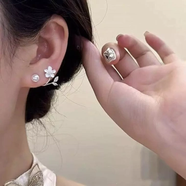 Bông tai hoa hạt lãng mạn - Thiết kế đơn giản sang trọng cho phụ nữ, giá ưu đãi 59.400 VND