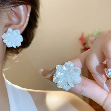 Bông tai ngọc trai hoa kim bạc - Thời trang sang trọng, giá ưu đãi 39.650₫