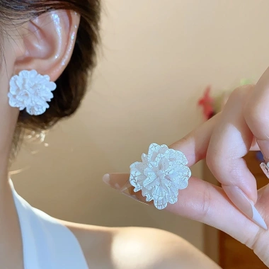 Bông tai ngọc trai hoa kim bạc - Thời trang sang trọng, giá ưu đãi 39.650₫
