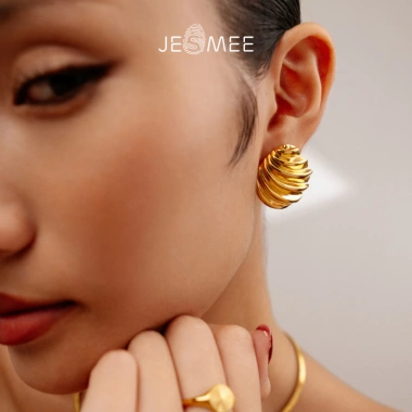 Bông tai nữ mạ vàng Plissé Jesmee - Khuyên tai xếp ly độc đáo, chỉ 289.000₫ 5