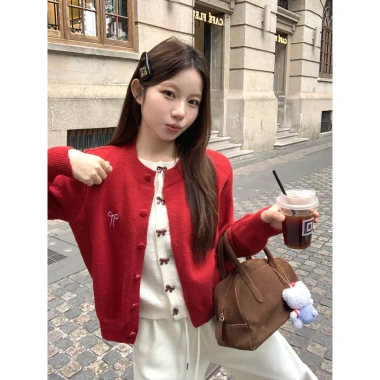Cardigan Nữ Nơ Chi Tiết Dệt Kim 2.026 Xuân Thu – Top Giả Hai Mảnh, Áo Len Dài Tay, Áo Khoác Ngoài Giá Ưu Đãi 175.500₫ 4 Cardigan Nữ Nơ Chi Tiết Dệt Kim 2.026 Xuân Thu – Top Giả Hai Mảnh, Áo Len Dài Tay, Áo Khoác Ngoài Giá Ưu Đãi 175.500₫ 4