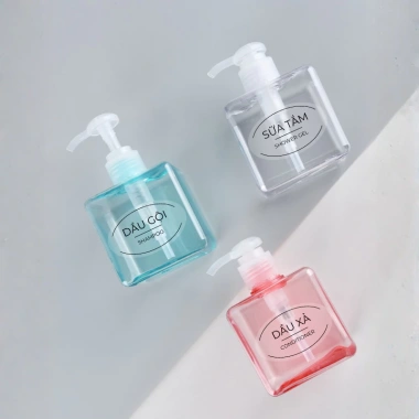 Chai Đựng Dầu Gội Sữa Tắm 250ml - Bình Chiết Vòi Ấn Kèm Tem Chống Nước, Căn Gác Nhỏ 5 Chai Đựng Dầu Gội Sữa Tắm 250ml - Bình Chiết Vòi Ấn Kèm Tem Chống Nước, Căn Gác Nhỏ 5