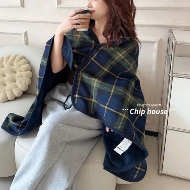 Chăn Ngủ Văn Phòng Lót Lông Cừu Áo Choàng 80x130cm Mềm Nhỏ Gọn Tiện Dụng Chip House 2