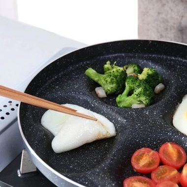 Chảo chiên ốp trứng 4 ngăn chống dính, dùng được bếp từ - Giá chỉ 75.000₫