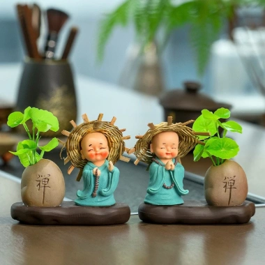 Chậu cây giả mini Tài Lộc kèm tượng Chú tiểu chắp tay Tiệm An Yên để bàn, trang trí, quà tặng, giá ưu đãi chỉ 90.000 VND