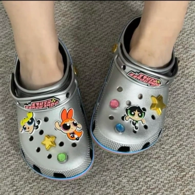 Có sẵn - Dép Sục Powerpuff Girls x Classic Clog - Charm Tag, Giá ưu đãi 479.000₫