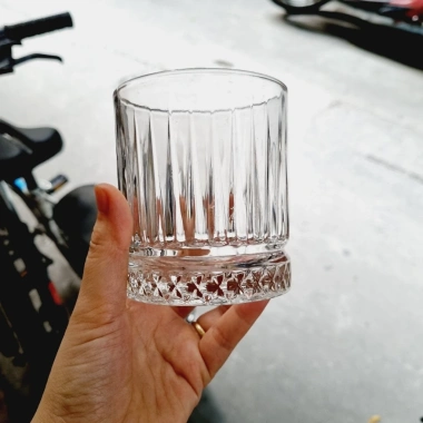 Cốc thủy tinh thắt đáy kim cương nhiều size, dày dặn, decor quán phong cách 18.000₫ 10 Cốc thủy tinh thắt đáy kim cương nhiều size, dày dặn, decor quán phong cách 18.000₫ 10