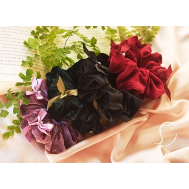 Cột tóc nhung mềm mịn có nơ bảo vệ tóc - Scrunchies giá 32.000, giữ nếp lâu