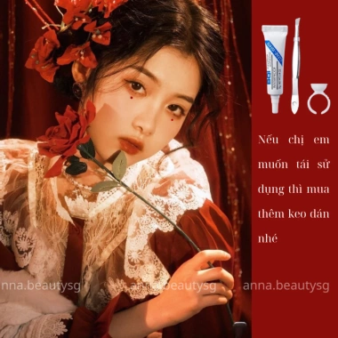 Đá đính mặt màu đỏ - Phụ kiện makeup Tết, hạt dán mặt có keo sẵn, chỉ 39.000₫ 4 Đá đính mặt màu đỏ - Phụ kiện makeup Tết, hạt dán mặt có keo sẵn, chỉ 39.000₫ 4