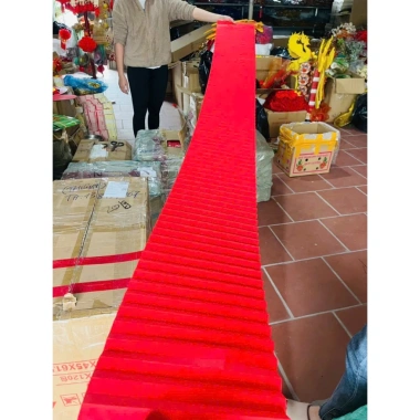 Dải giấy đỏ nếp xoắn 30cm x 3-4m - Gấp sẵn, decor Tết & sự kiện, giá 29.000₫ 4 Dải giấy đỏ nếp xoắn 30cm x 3-4m - Gấp sẵn, decor Tết & sự kiện, giá 29.000₫ 4