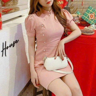 Đầm dự tiệc Tết nữ cotton lạnh cổ tàu tay ngắn, đính cườm, dáng chữ A midi - 130k