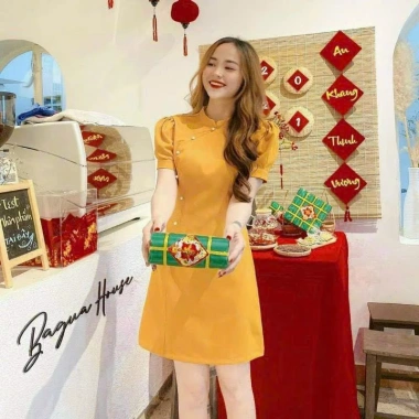 Đầm dự tiệc Tết nữ cotton lạnh cổ tàu tay ngắn, đính cườm, dáng chữ A midi - 130k