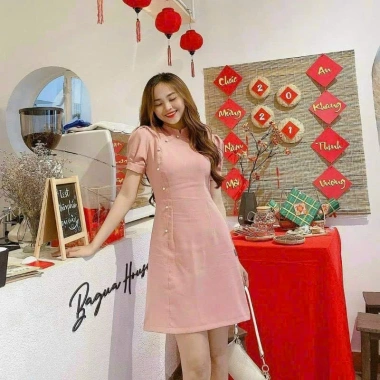 Đầm dự tiệc Tết nữ cotton lạnh cổ tàu tay ngắn, đính cườm, dáng chữ A midi - 130k