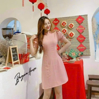Đầm dự tiệc Tết nữ cotton lạnh cổ tàu tay ngắn, đính cườm, dáng chữ A midi - 130k