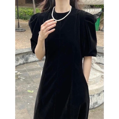 Đầm nhung tay bồng cổ tròn dáng dài xoè có túi - Giá ưu đãi 319.000 VND
