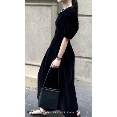 Đầm nhung tay bồng cổ tròn dáng dài xoè có túi - Giá ưu đãi 319.000 VND