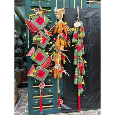 Dây bắp nhiều tầng decor Tết 2.026 - Trang trí sang trọng, giá ưu đãi 200.000₫ (giá gốc 244.000) 3 Dây bắp nhiều tầng decor Tết 2.026 - Trang trí sang trọng, giá ưu đãi 200.000₫ (giá gốc 244.000) 3