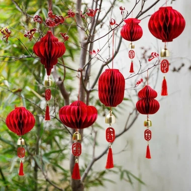 Đèn lồng tổ ong cầu treo decor Tết có chuông - Giá chỉ 21.000đ, giảm từ 26.040đ
