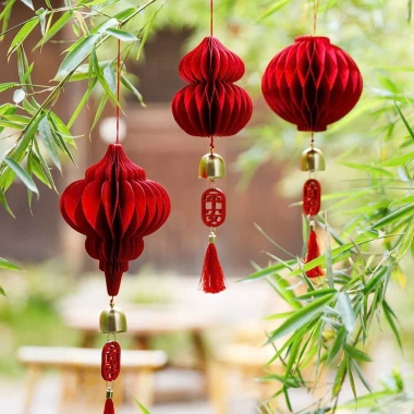 Đèn lồng tổ ong cầu treo decor Tết có chuông - Giá chỉ 21.000đ, giảm từ 26.040đ