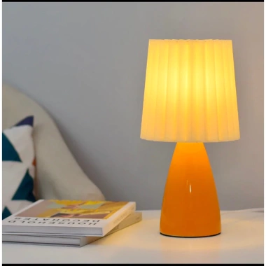 Đèn ngủ để bàn thân sứ ánh vàng sang trọng, thiết kế xếp li - chỉ 190.000 VND