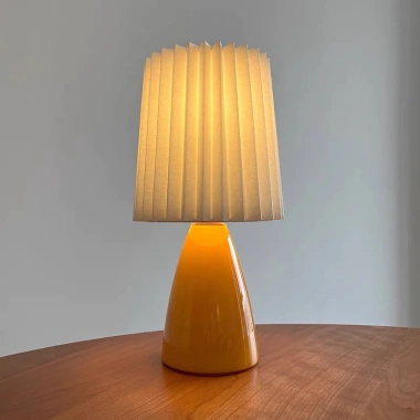 Đèn ngủ để bàn thân sứ ánh vàng sang trọng, thiết kế xếp li - chỉ 190.000 VND