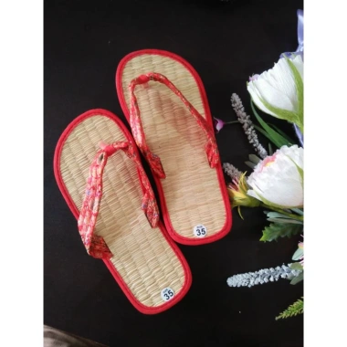 Dép chiếu kẹp gấm nhẹ, phù hợp du lịch, văn phòng, đi trong nhà – giá 41.000₫ 3 Dép chiếu kẹp gấm nhẹ, phù hợp du lịch, văn phòng, đi trong nhà – giá 41.000₫ 3