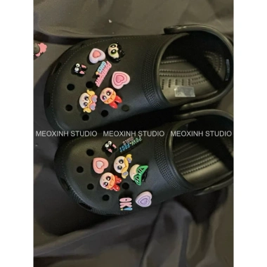 Dép Crocs Classic cao cấp kèm charm Powerpuff Girls, form to lùi 1 size, 360.000₫