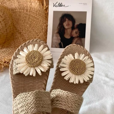 Dép lê cói 2 quai ngang hoa cúc to, siêu nhẹ, chống trơn trượt, phong cách vintage du lịch biển hè retro - Giá 89.570 VND 2