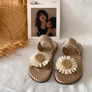 Dép lê cói 2 quai ngang hoa cúc to, siêu nhẹ, chống trơn trượt, phong cách vintage du lịch biển hè retro - Giá 89.570 VND 3